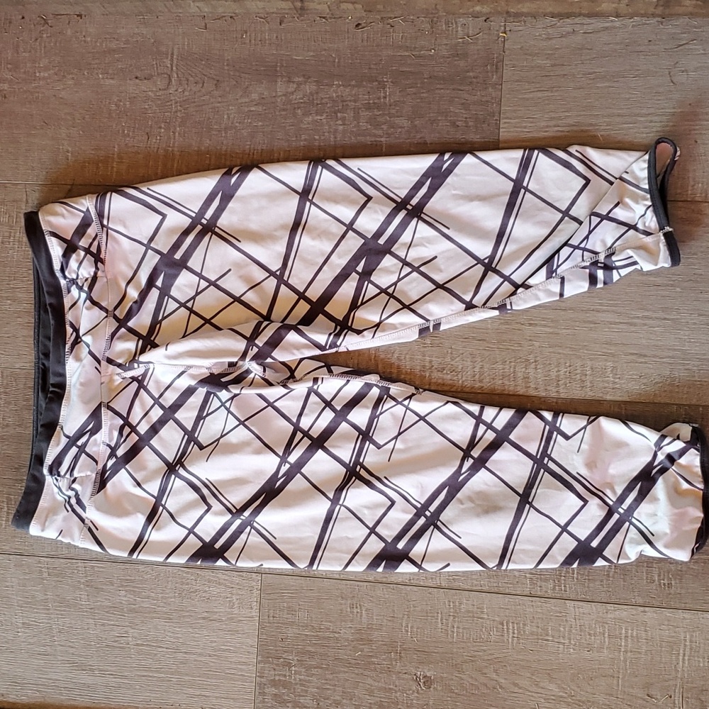 Kyodon splash white and black Capri Leggings. Size Medium